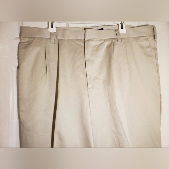💪 DOCKERS D3 SIGNATURE KHAKI PANTS MENS SIZE 40X32 CLASSIC FIT PLEATED FRONT 💪 - Picture 3 of 8